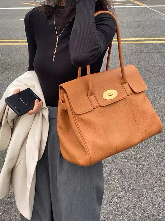 Handväska i veganskt läder, randigt foder och gulddetaljer