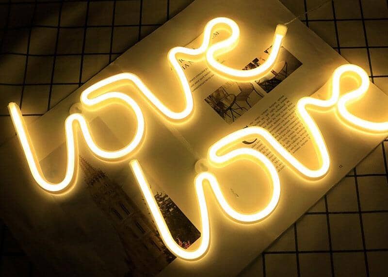 Love Neonlampa – Skapa en Magisk och Romantisk Atmosfär