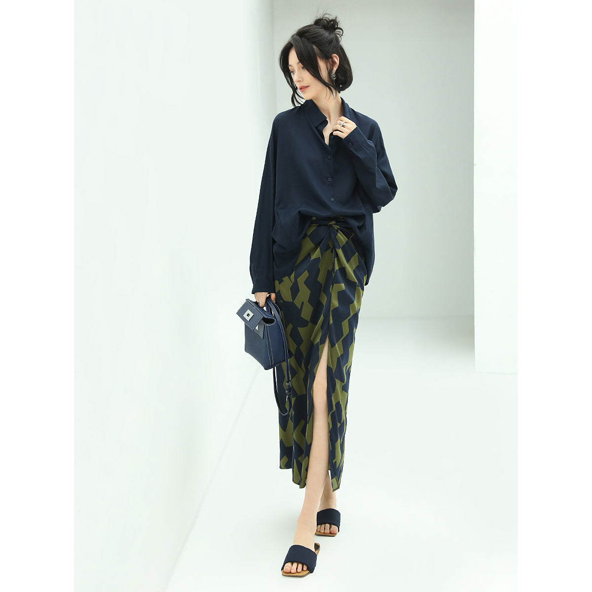 Twisted Front Green Geometric Green Midi Skirt with Front Slit-2